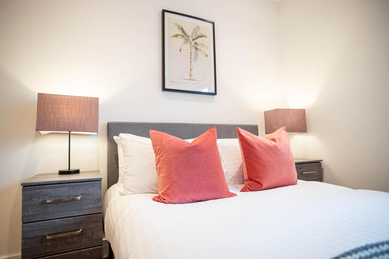Ferienwohnung Two Bed Flat With Wrap Around Terrace Near Legoland, Windsor, Tube Station Slough Exterior foto